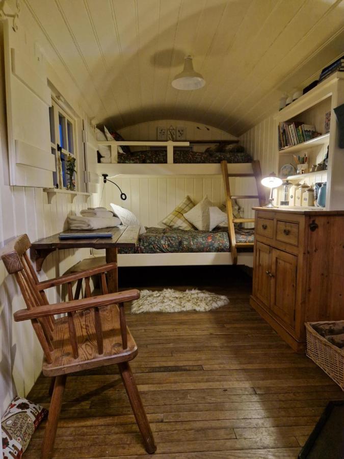 The Delkin Shepherds Huts Castle Combe Exterior foto